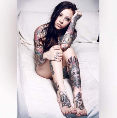 Mujeres vuelven sus esbeltos cuerpos en obras de arte con sus tatuajes