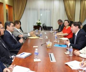 El presidente Juan Orlando Hernández recibió a la misión exploratoria de la ONU en Casa Presidencial.