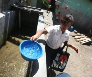 En las pilas de las casas, la situación es crítica. La causa no es la falta de ahorro del líquido, es la escasez la que acecha por falta de distribución. (Fotos: Efraín Salgado)