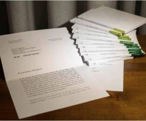 En esta imagen de una carta difundida por la oficina de prensa de la Santa Sede, el papa emérito Benedicto XVI habla sobre una serie de libros sobre los antecedentes teológicos del papa Francisco.