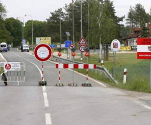 En esta imagen de archivo del 13 de mayo de 2020, una barrera corta la carretera en el paso fronterizo cerrado entre Austria y República Checa cerca de Reinthal, Austria. Los países de la UE acordaron el martes 13 de octubre unas recomendaciones comunes para viajes durante la pandemia. Foto: AP