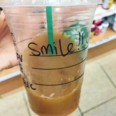 Él escribió 'sonrie' en su café sin imaginar lo que provocaría en ella