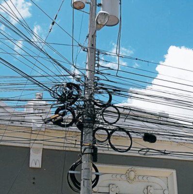 Siete días tienen compañías para arreglar telaraña de cables