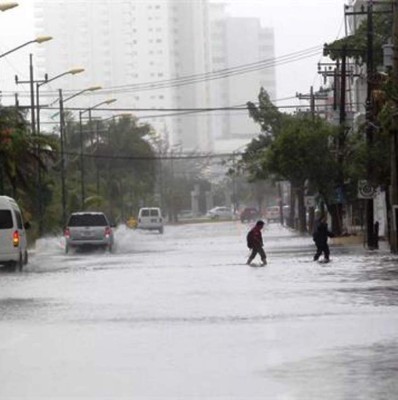 Huracán Carlos avanza sobre el Pacífico, tormenta Bill nace en Golfo de México