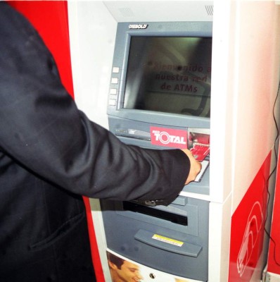 ¿Cómo evitar los riesgos al usar la tarjeta de débito en Navidad?