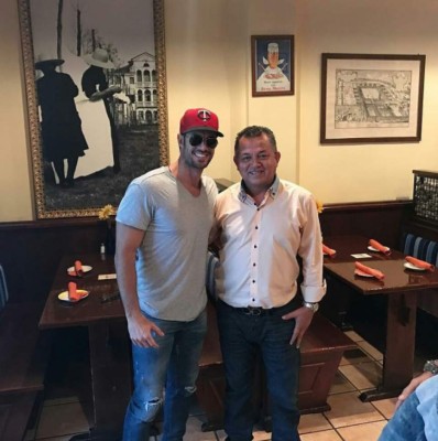 Hondureño en Estados Unidos inició como valet parking y acabó siendo dueño de su restaurante Spritz Pizzeria