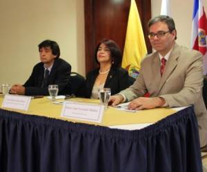 El director de Periodismo-UNAH, Noé Leiva; la decana Martha Lorena Suazo y el presidente de FELAFACS, Juan Fernando Muñoz.