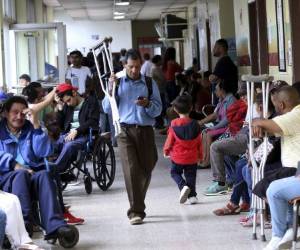 El Hospital Escuela recibe un aproximado de 2.2 pacientes en el área de emergencias por cada paciente dado de alta. A diario la sala de espera se encuentra abarrotada de capitalinos. Foto: Alex Pérez/El HERALDO.