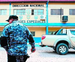 Policías “Cobras” mantienen una vigilancia en el exterior del centro, ya que la ley les prohíbe ingresar al lugar.