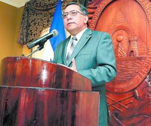 ENCUENTRO. El embajador Mario Fortín dio a conocer ayer los detalles de la Conferencia Internacional sobre Migración.