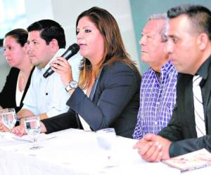 Ginette, Julio, Lena y Marco Tulio Gutiérrez en la conferencia en la que también estuvo el abogado Eduardo Montes.