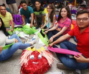 Cada grupo de estudiantes propuso qué personaje iban a realizar en forma de piñata para donarla a niños de escasos recursos.