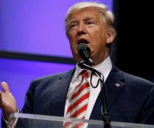 El jefe de policía de Los Angeles, Charlie Beck, dijo el lunes que no ayudará a deportar a indocumentados bajo un gobierno de Trump.