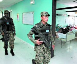 Miembros de las Fuerzas Armadas de Honduras militarizaron desde ayer las salas del Hospital Mario Catarino Rivas de San Pedro Sula.