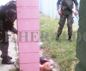 Uno de los reclusos muertos quedó en uno de los pasillos del centro de internamiento Renacer.