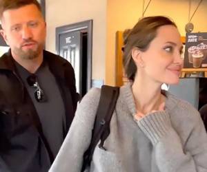 Angelina Jolie habló con ucranianos que tuvieron que huir de las zonas de combate y con los voluntarios que dan ayuda sicológica en la estación de Leópolis.