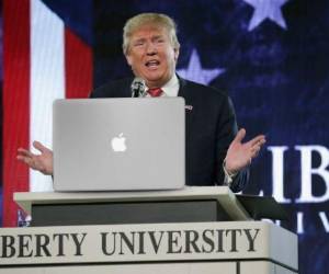 ﻿El aspirante a la Casa Blanca, Donald Trump, hizo un llamado el viernes a boicotear al gigante de la informática Apple.