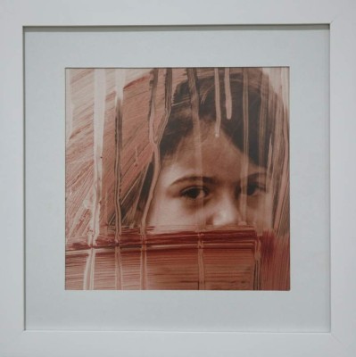 ¿Qué hay detrás del vidrio en la obra de Dilcia Cortés?