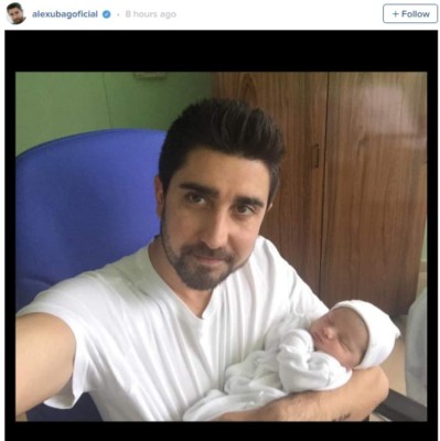 Alex Ubago presenta a su pequeña hija en redes sociales