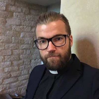 Con tatuajes y fitness, el inusual sacerdote que escandaliza Instagram