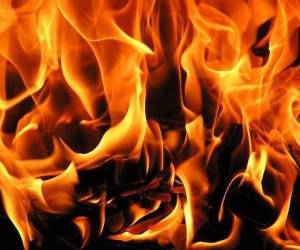 La mujer 'fue quemada el 22 el febrero por miembros de su comunidad aduciendo que estaba poseída', dijo la vicepresidenta a medios oficiales al calificar el acto como 'lamentable y condenable'.