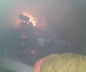 Equipos de restacate tratan de sofocar las llamas del camión.