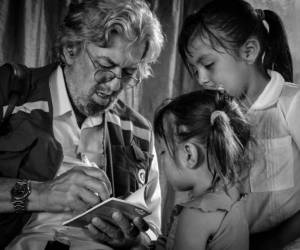 Lecturas de los confines. El evento realizado en Gracias, Lempira, contó con la participación de Paredes, quien compartió su poesía con los niños.