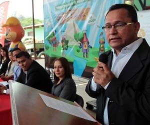Carlos Mauricio Flores motivó a los niños a hacer germinar la semilla ambiental.