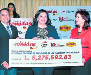 René Turcios, Ana García de Hernández y Pascualina di Sirio muestran el donativo.