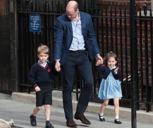 En esta foto del 23 de abril del 2018, el príncipe Guillermo de Inglaterra llega con el príncipe Jorge y la princesa Carlota al Hospital St Mary en Londres.