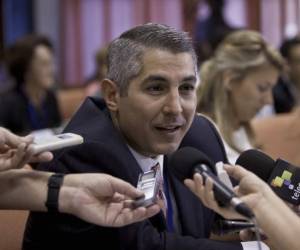 El representante estadounidense, Nelson Arboleda, es entrevistado.