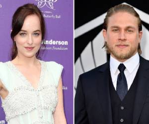 Charlie Hunnam y Dakota Johnson personificarían a Christian Grey y Anastasia Steele en '50 sombras de Grey'.