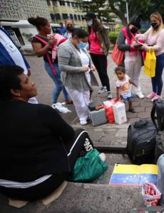 Un grupo de migrantes de Venezuela recibe vacunas anticovid. Los venezolanos vendían bombones para el pasaje.