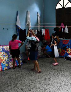 Miles de familias siguen siendo evacuadas de las zonas inundadas por las lluvias en Honduras. Algunas se encuentran en albergues porque sus casas quedaron bajo el agua.