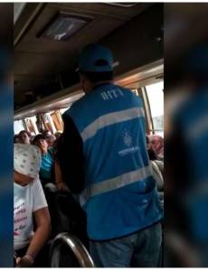 Un video captó cuando un inspector del Instituto Hondureño de Transporte les exigía a los migrantes que debían pagar 15 dólares para continuar la ruta.