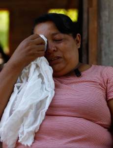 Doña Elvia Estela Torre ha pasado llorando los últimos días ante la incertidumbre sobre lo que ha pasado con su hijo Higinio Ramírez.