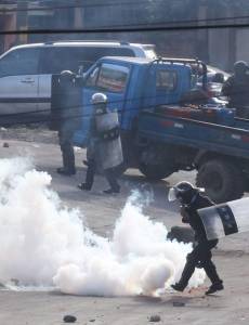 Las bombas lacrimógenas son utilizadas para disuadir las manifestaciones, pero grupos de derechos humanos al reclamano por el uso indiscriminado en Honduras.