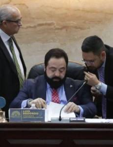 Los fondos gastados por Luis Redondo en el Congreso Nacional permanecen en cajas selladas.