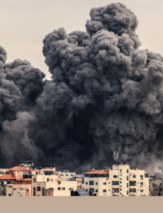Una columna de humo se eleva al cielo en la ciudad de Gaza durante un ataque de Israel, en respuesta a los actos terroristas de Hamás perpetrados el pasado sábado siete de octubre.