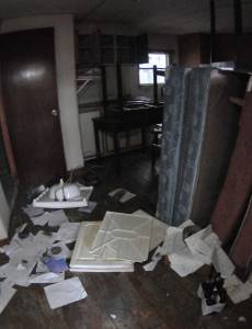 El interior de algunas viviendas de los campamentos de El Cajón muestran la realidad y el descuido del complejo.