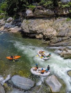 El rafting es uno de los deportes más extremos en el Río Cangrejal en el Parque Nacional Pico Bonito.
