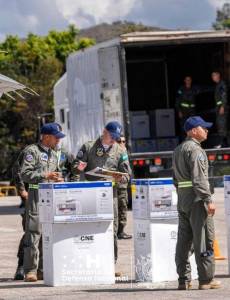 Los militares, como se los manda la Constitución, fueron los responsables del traslado del material electoral a todos los rincones del país, así como de su retorno.