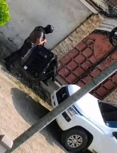 Momento en que el jueves 21 de mayo reciente, cinco agentes de la Dipampco allanaban ilegalmente una vivienda en Corinto Cortés que minutos después los llevó a la muerte.