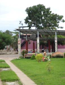 La vivienda de Aguilar, de morado con ocre, tiene un amplio solar donde guardaba hasta 10 vehículos y motocicletas.