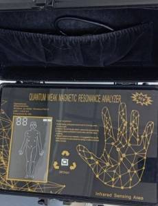 Una pequeña máquina portátil, presentada a los pacientes como capaz de realizar una “resonancia magnética cuántica”, se encuentra en el centro de las denuncias contra la clínica Nueva Med, inspeccionada este jueves por el Ministerio Público.