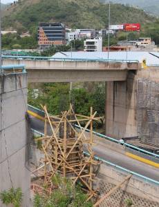 Tras el colapso de la rampa 4 debido a fatiga en los anclajes y sobrepeso, las obras civiles en el puente a Valle de Ángeles avanzan en medio de críticas por la falta de un dictamen final.