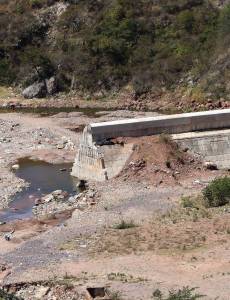 Según los planos del proyecto de San José, la represa debe alcanzar 1,200 metros sobre el nivel del mar antes de la temporada de lluvias para poder captar agua de manera efectiva.