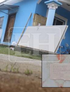 En la imagen, el inmueble donde operaba de forma irregular Unifín, en Choloma. Este rótulo donde se indica que no operarán esta semana levantó alarmas.