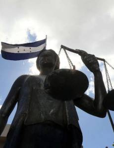 La justicia ordenó paralizar las obras y congelar pagos en los hospitales de Santa Bárbara, Salamá y Ocotepeque tras detectar inconsistencias entre el dinero comprometido y el avance real de construcción. La investigación también cuestiona el esquema de contratos fragmentados utilizado por la SIT.