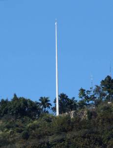 Una mirada desde la parte baja de la ciudad de la gran obra que las Fuerzas Armadas construyó en El Picacho, para que flameara permanentemente la bandera nacional, pero que amenaza con quedar en otros de sus proyectos fallidos.